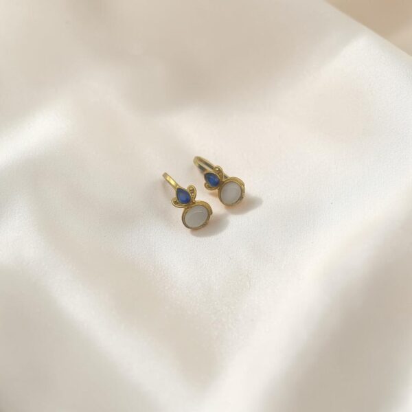 Elegant Milky White and Blue Stone Bugadi